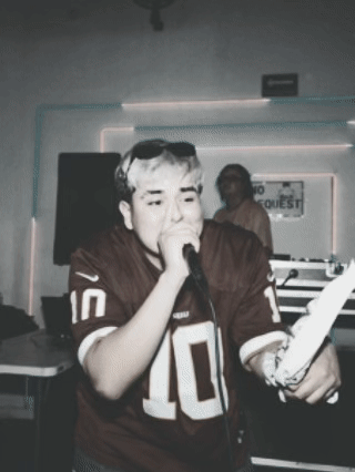 Artista cantando en un evento
